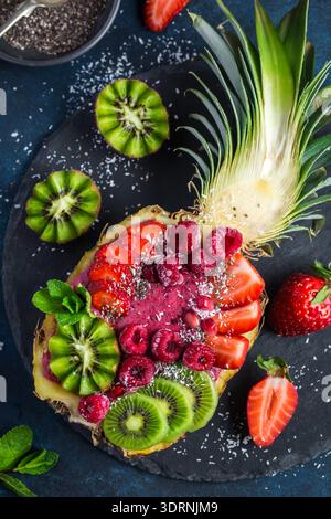 Délicieux smoothie aux baies avec kiwi, fraise et framboise à l'ananas Banque D'Images
