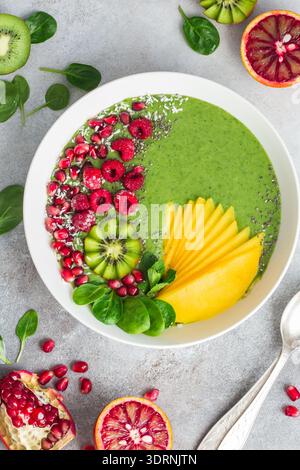 Bol à smoothie vert frais avec fruits et baies Banque D'Images
