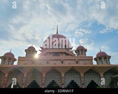 Extérieur de la mosquée Putra teintée de rose à Putrajaya, Malaisie. Présente des styles architecturaux moyen-orientaux et malais avec des dômes de granit rose emblématiques Banque D'Images