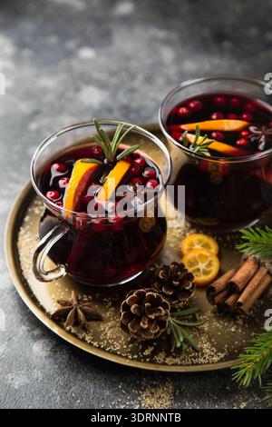 Vin chaud dans des tasses en verre pour Noël Banque D'Images