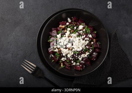 Betterave, fromage feta et salade de noix, fond noir Banque D'Images