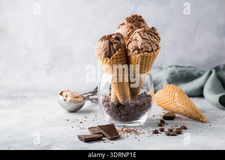 Glace au chocolat en cônes alvéolés Banque D'Images