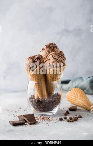 Glace au chocolat en cônes alvéolés Banque D'Images