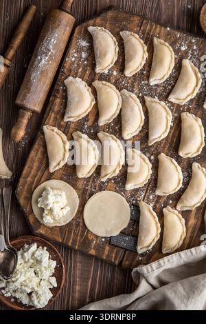 Boulettes de fromage cottage crues faites maison sur fond en bois Banque D'Images