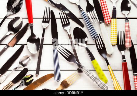 Divers ustensiles disposés dans un collage présentant une collection d'outils de cuisine et de couverts Banque D'Images