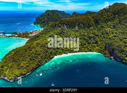 Vue aérienne de Monkey Beach sur l'île de Phi Phi, Thaïlande Banque D'Images