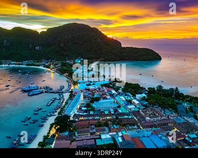 Coucher de soleil sur l'île de Phi Phi dans la province de Krabi, Thaïlande Banque D'Images