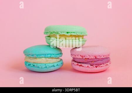 Macaron bleu rose et vert sur fond rose Banque D'Images