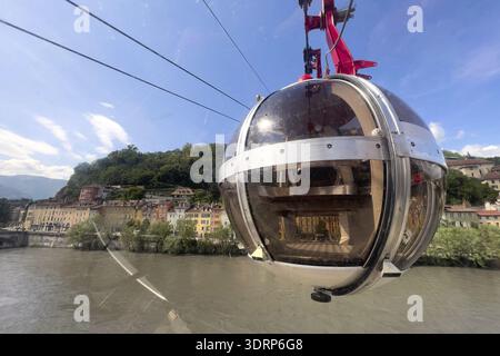 Cabine sphérique de téléphérique au-dessus de l'Isère avec vue sur la vieille ville, Grenoble, Auvergne-Rhône-Alpes, France Banque D'Images