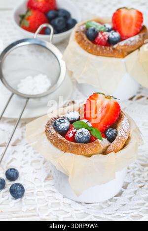 Muffins au fromage cottage et fraises fraîches et bleuets dans du pain grillé, délicieux petit déjeuner. Mise au point sélective Banque D'Images