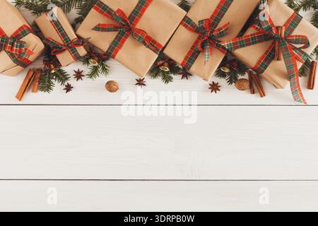 Collection de coffrets cadeaux disposés sur une table en bois avec des décorations saisonnières Banque D'Images