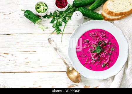 Soupe d'été traditionnelle fraîche fraîche de légumes à base de betterave, concombre, aneth, persil, oignon vert, oeufs et crème sure Banque D'Images