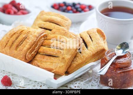 Pâte feuilletée maison tartes avec les framboises et les bleuets. Selective focus Banque D'Images