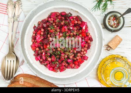 La vinaigrette est une salade traditionnelle russe et ukrainienne de légumes de betteraves, carottes, pommes de terre, cornichons, pois verts et aneth. VE Banque D'Images