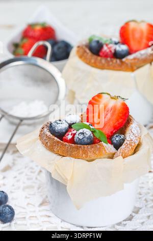 Muffins au fromage cottage et fraises fraîches et bleuets dans du pain grillé, délicieux petit déjeuner Banque D'Images