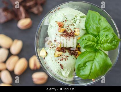 Glace verte bio maison - basilic, pistache, thé vert, menthe. Un dessert d'été rafraîchissant. Mise au point sélective Banque D'Images