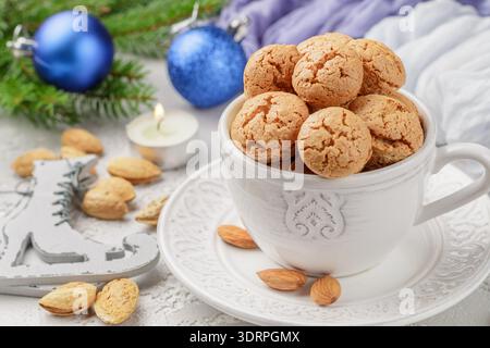 Biscuits aux amandes italien traditionnel - amaretti. Maison de vacances sucré dessert. Noël. Nouvelle année. Selective focus Banque D'Images