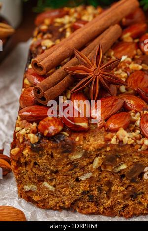 Gâteau aux fruits de vacances fait maison avec des noix, des fruits et des épices. Amandes, cannelle, anis étoilé, cardamome sur la table. Engli traditionnel Banque D'Images