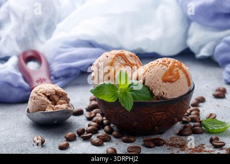 Glace au café fait maison avec le caramel et menthe. Selective focus Banque D'Images