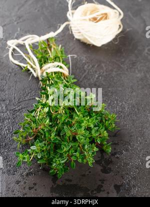 Brins de thym biologique sur une pierre ou une table en béton. Les herbes. Selective focus Banque D'Images