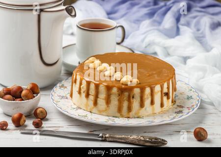 Gâteau au caramel salé, noisettes et chocolat blanc. Dessert mousse gourmet pour gourmet. Friandise sucrée pour le thé ou le café. Sele Banque D'Images
