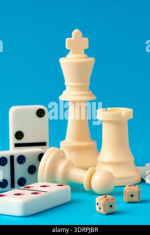 Variété de pièces de jeu et de dés sur un fond bleu près l'un de l'autre Banque D'Images