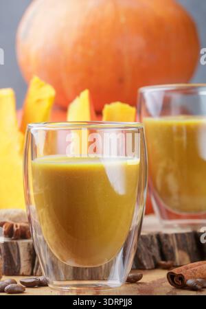 Latte de citrouille ou de cocktail smoothie) avec des épices (cannelle, l'anis, - du café. Automne Boire chaud ou froid. Selective focus Banque D'Images