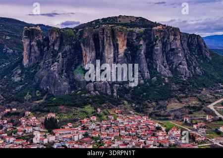 Kalambaka, Grèce. Photographie aérienne montrant les toits de tuiles rouges de la ville sous les imposants piliers rocheux des Météores, capturant le contraste entre u Banque D'Images