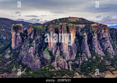 Météores, Grèce. Photographie aérienne capturant les piliers de grès monumentaux et les monastères historiques au sommet des falaises s'élevant au-dessus de la ville de Kalambaka, s. Banque D'Images