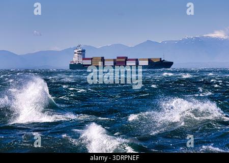 Une collection de photographies côtières spectaculaires montrant un cargo naviguant sur une mer agitée, de puissantes vagues s'écrasant contre une jetée en béton et un méta Banque D'Images