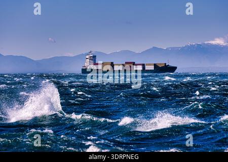 Une collection de photographies côtières spectaculaires montrant un cargo naviguant sur une mer agitée, de puissantes vagues s'écrasant contre une jetée en béton et un méta Banque D'Images