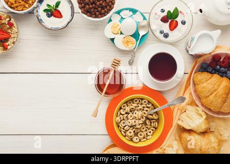 Petit déjeuner Collection avec différents plats, boissons et collations sur une table en bois Banque D'Images