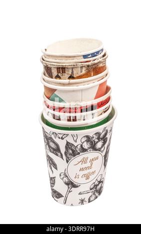 gobelets jetables empilés avec des taches présentant une apparence décontractée et usagée parfaite pour illustrer les déchets ou la culture du café Banque D'Images