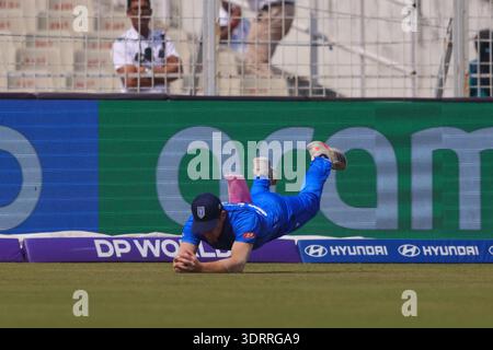 Harry John Manenti le capitaine d'Italie prend une capture de Jason Holder des Antilles lors de la Coupe du monde masculine ICC T20 Inde & Sri Lanka 2026 match 37 entre les Antilles et l'Italie à Eden Gardens le 19 février 2026 à Kolkata, Inde photo par Shubhajit Roy Karmakar / Alamy Live News Banque D'Images