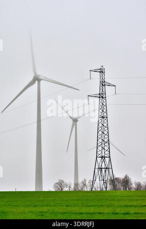 Nuage bas descendant sur les éoliennes et le grand pylône électrique à haute tension - Chatellerault, Vienne (86), France. Banque D'Images