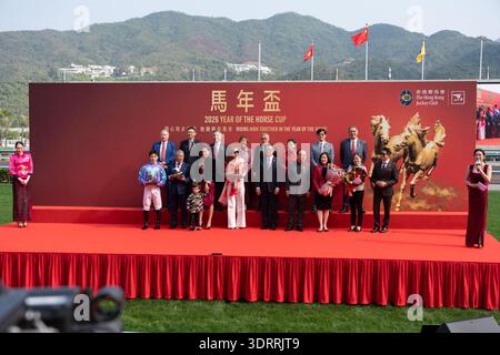 Paul Chan Mo-po (scène, première rangée, cinquième à droite), secrétaire financier de Hong Kong, Regina IP Lau Suk-yEE (scène, première rangée, troisième à gauche), animatrice du Conseil exécutif, Rosanna Law Shuk-pui (scène, première rangée, deuxième à droite), secrétaire à la culture, aux sports et au tourisme, Martin Liao Cheung-kong (scène, première rangée, quatrième à droite), président du Hong Kong Jockey Club, Winfried Engelbrecht-Bresges (scène, deuxième rangée, première à gauche), directeur général du Hong Kong Jockey Club et Aaron Kwok Fu-shing (scène, première à gauche), chanteur, danseur et autres invités de Hong Kong posant pour une photo Banque D'Images
