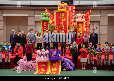 Paul Chan Mo-po (scène, au centre), secrétaire financier de Hong Kong, Rosanna Law Shuk-pui (scène, quatrième à gauche), secrétaire à la culture, aux Sports et au Tourisme, Martin Liao Cheung-kong (scène, cinquième à droite), président du Hong Kong Jockey Club, Winfried Engelbrecht-Bresges (scène, cinquième à gauche), directeur général du Hong Kong Jockey Club et autres invités officiels posant pour une photo le 19 février 2026 à Hong Kong. Kelly Chen Wai-Lam (arrière, droite), chanteuse et actrice de Hong Kong jouant le 19 février 2026 à Hong Kong. (Photo de Kevin Li/TMHK via Nexpher images) Banque D'Images