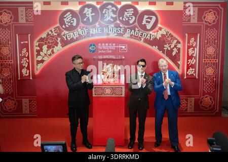Winfried Engelbrecht-Bresges (à droite), PDG du Hong Kong Jockey Club, Aaron Kwok Fu-shing (à gauche), chanteur et danseur hongkongais, et Simon ma Hing-man (à gauche), artiste hongkongais, posant pour une photo lors de la cérémonie de dévoilement de Twin Horses Art sculpture le 19 février 2026 à Hong Kong. (Photo de Kevin Li/TMHK via Nexpher images) Banque D'Images