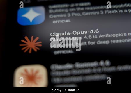 Claude-Opus-4,6 interface d'application mobile sur un écran de smartphone, présentant le modèle de frontière le plus intelligent Anthropic conçu pour agen autonome Banque D'Images