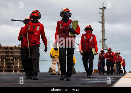 Les marins américains transitent par le pont d’envol du plus grand porte-avions du monde, le porte-avions de classe Ford USS Gerald R. Ford (CVN 78), en route Banque D'Images