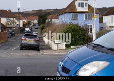 Voitures garées sur Varne place, Folkestone, Kent, Royaume-Uni. Une rue résidentielle avec des maisons et une colline en arrière-plan. Banque D'Images