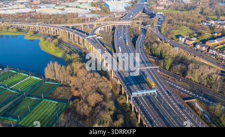 Une vue aérienne de la célèbre Spaghetti Junction, à Birmingham, au Royaume-Uni. Un tronçon normalement occupé de la M6, ici, photographié un samedi matin Banque D'Images