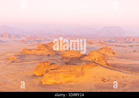 Une vue aérienne de Hegra et de ses environs aux premières lueurs depuis une montgolfière près d'Alula, Arabie Saoudite Banque D'Images