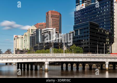 Vue sur le Queens Bridge de Melbourne avec Southbank en toile de fond. Banque D'Images