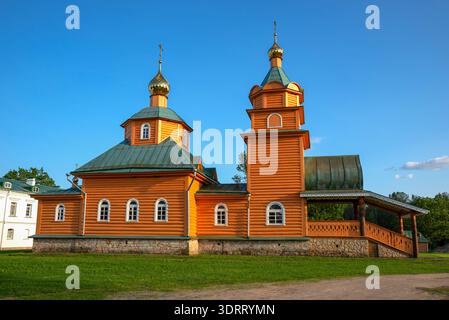 Église en bois en l'honneur des Saints Martyrs royaux. Monastère de l'Annonciation du très Saint Théotokos, Nikandrova Pustyn. Région de Pskov, Russie Banque D'Images