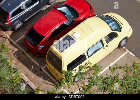 vue aérienne aérienne du mini camping-car avec panneau solaire sur le toit garé dans une place de stationnement résidentielle santa cruz de tenerife îles canaries espagne Banque D'Images