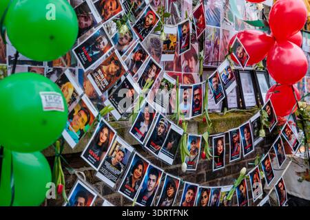 Ambassade iranienne, Londres, Royaume-Uni. 18 février 2026. La communauté iranienne à Londres tient une veillée aux chandelles en face de l'ambassade de la République islamique d'Iran, marquant 40 jours depuis que le régime islamique en Iran a tué plus de 36 500 manifestants au cours du week-end du 8 au 9 janvier. Crédit : Amanda Rose/Alamy Live News Banque D'Images