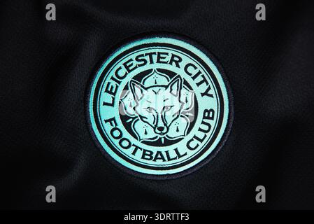 Écusson Leicester City FC brodé sarcelle sur tissu noir. Écusson du club de football avec symbole renard. Détail macro de l'insigne et de l'équipement du kit professionnel. Banque D'Images