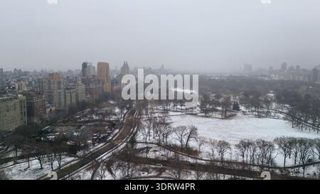 Snowy Central Park avec vue aérienne sur l'Upper West Side le jour gris Banque D'Images