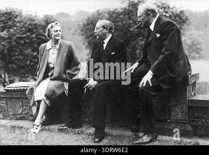 Sur cette photographie de 1939, le premier ministre britannique Winston Churchill, cigare en bouche, est assis aux côtés du leader socialiste français Léon Blum et de l'épouse de Churchill, Clementine Churchill. Le trio semble être engagé dans une conversation à l'extérieur, discutant peut-être de l'escalade des tensions internationales juste avant la seconde Guerre mondiale Banque D'Images